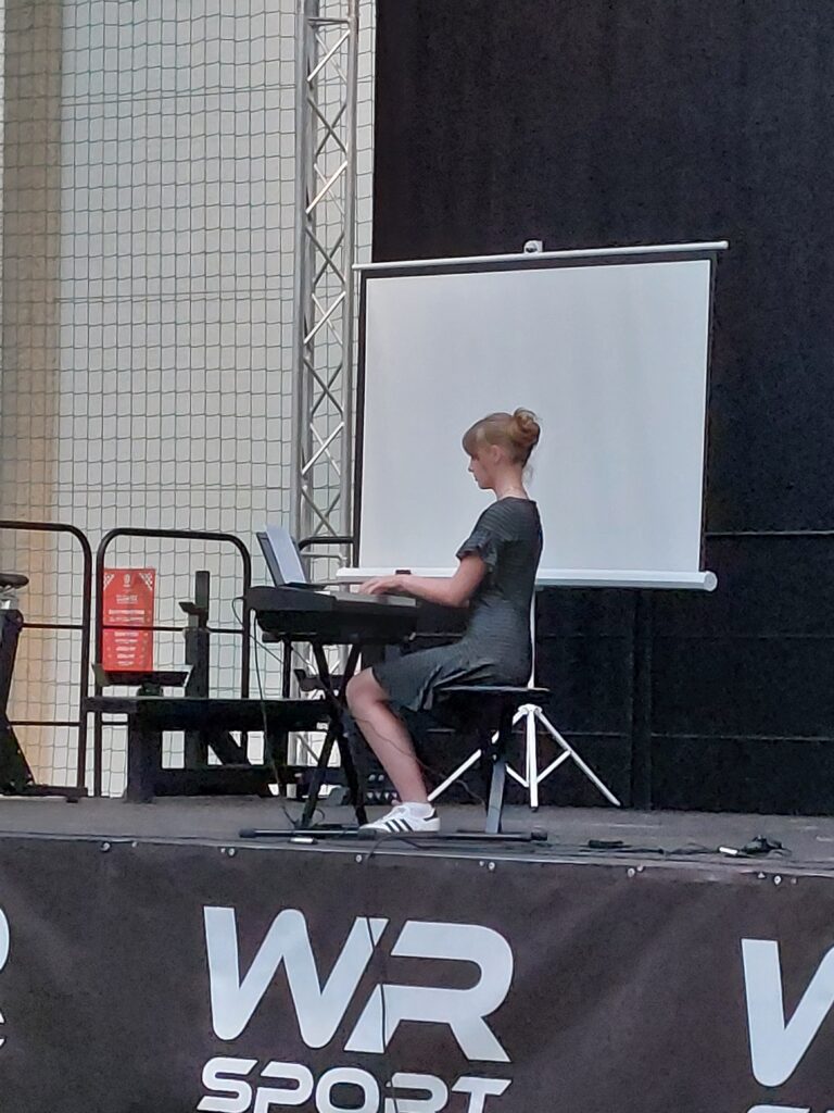 Występ uczniów oraz chóru na powitaniu lata w WR Sport w Świlczy
