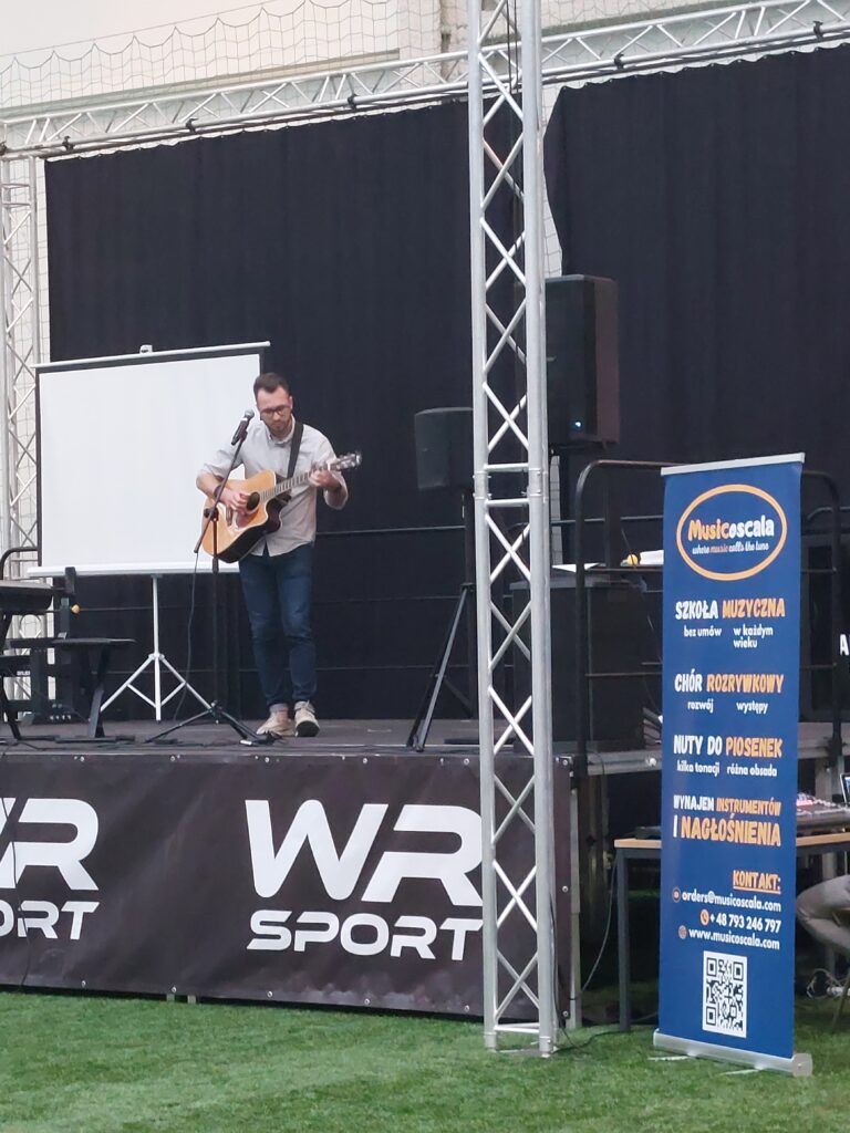 Występ uczniów oraz chóru na powitaniu lata w WR Sport w Świlczy