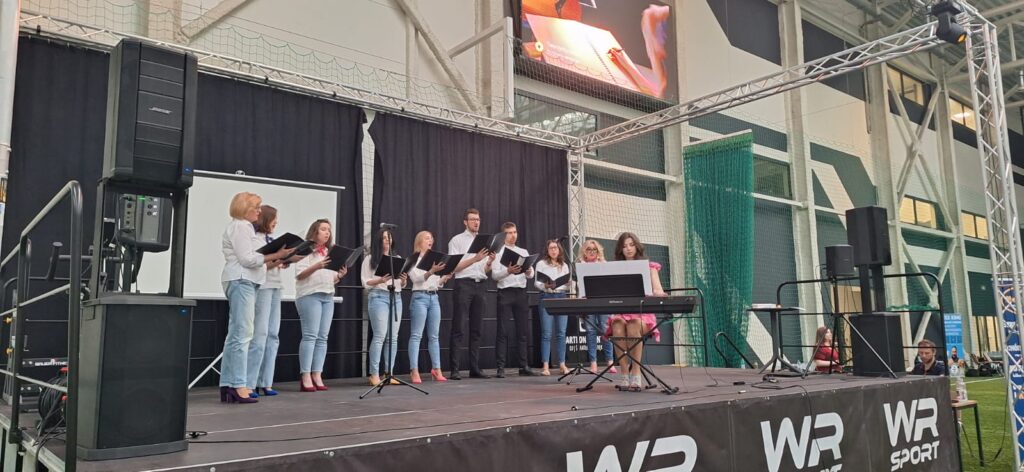 Występ uczniów oraz chóru na powitaniu lata w WR Sport w Świlczy
