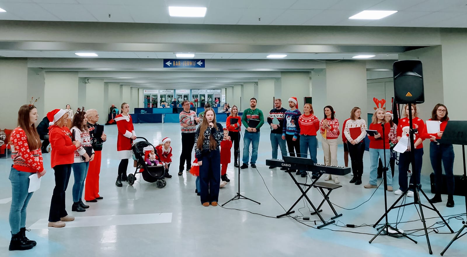 Read more about the article Uczniowie oraz chór MUSICOSCALA na Hali Podpromie w Rzeszowie podczas meczu koszykówki RESOVIA vs ŻUBRY | 15.12.2025 r.